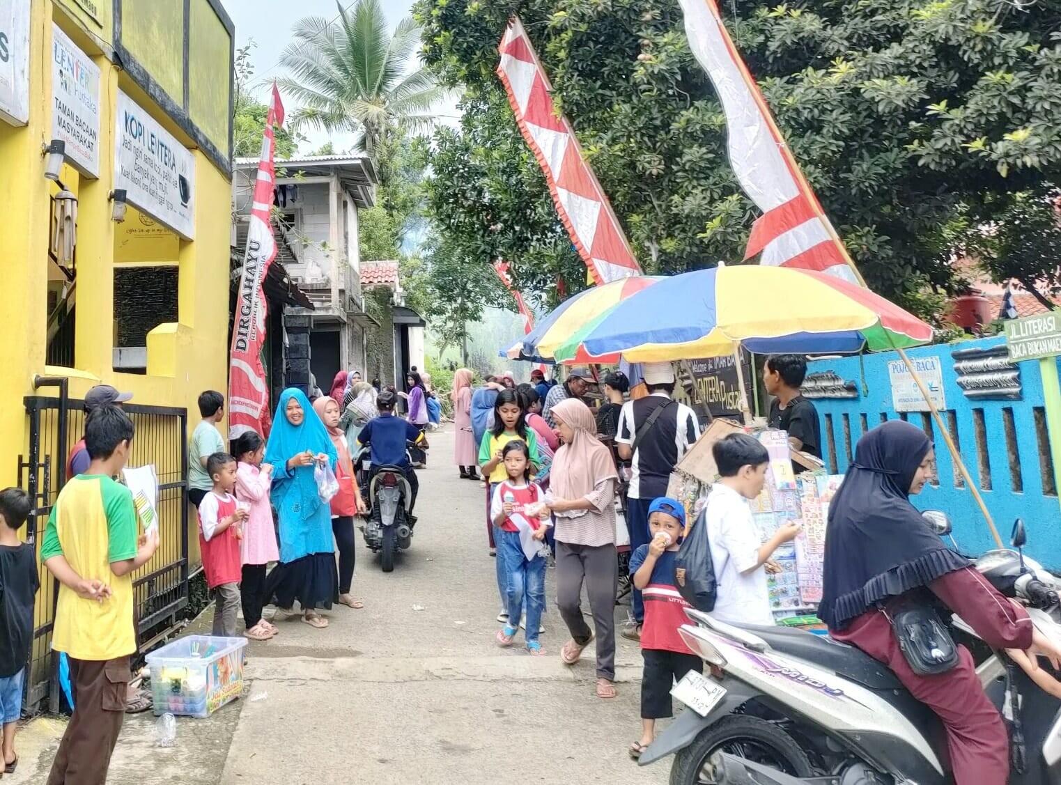 Periongati HUT ke-6, TBM Lentera Pustaka Beri Jajanan Kampung Gratis 150 Orang
