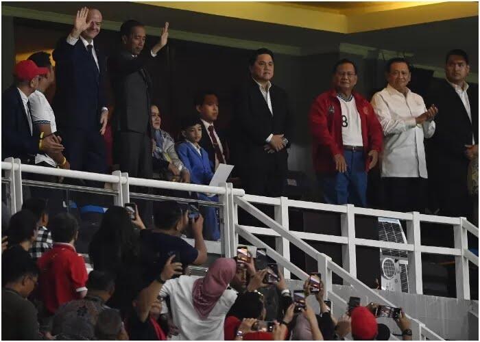 Piala Dunia U-17 2023: Momen Jokowi & Presiden FIFA Dadah-dadah ke Suporter