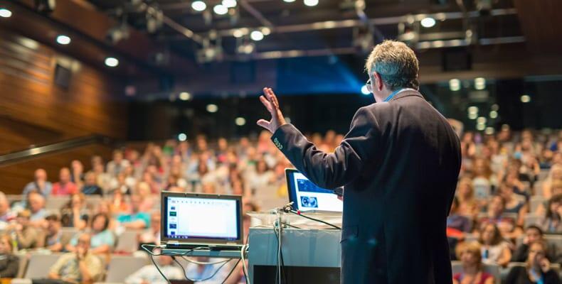 Jadikan Presentasi Anda Lebih Memikat dengan 4 Tips Public Speaking Ini