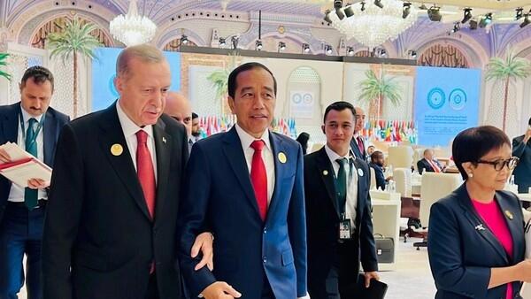 Ini Isi Obrolan Saat Erdogan Gandeng Erat Jokowi di Sela-sela KTT OKI