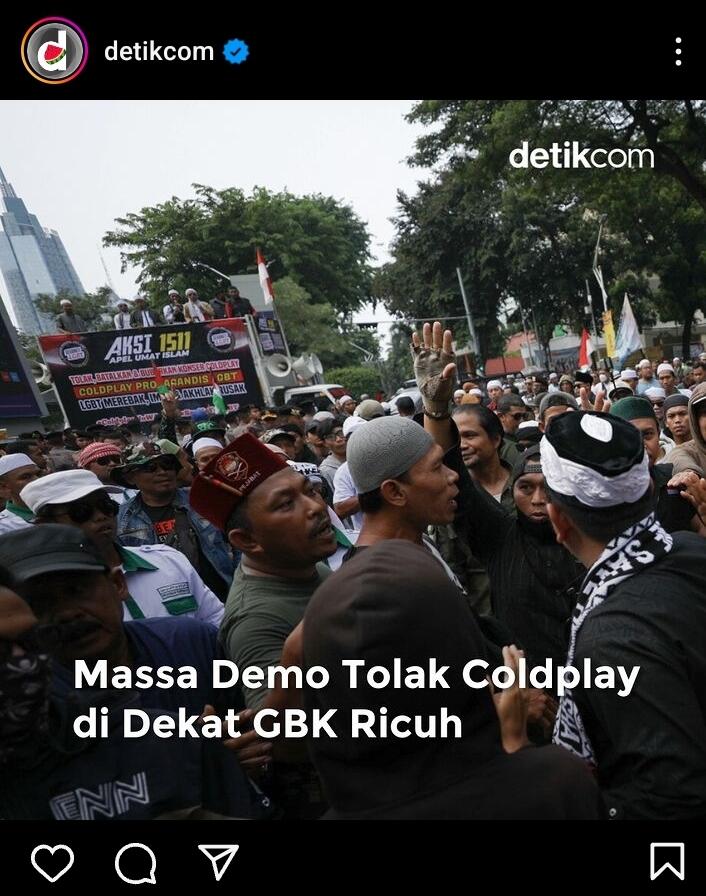 Demo Tolak Konser Coldplay Diwarnai Aksi Saling Dorong dengan Polisi di SUGBK