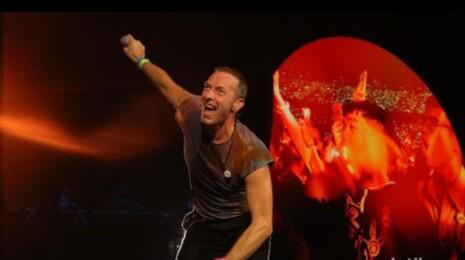 Momen Chris Martin Berpantun di Konser Coldplay di Jakarta