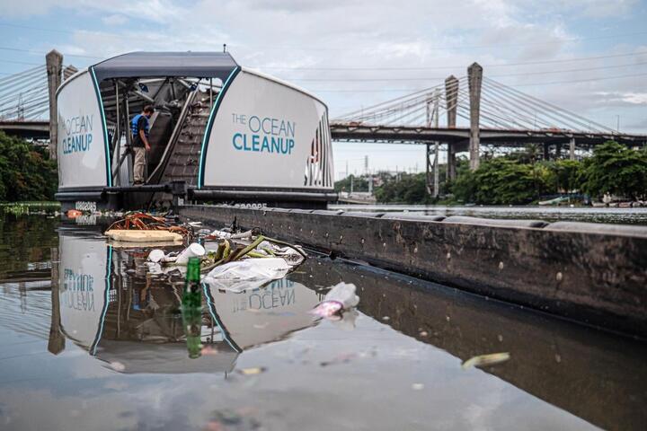 Coldplay Sumbang Pembuatan Kapal Penangkap Sampah Plastik di Sungai Cisadane 