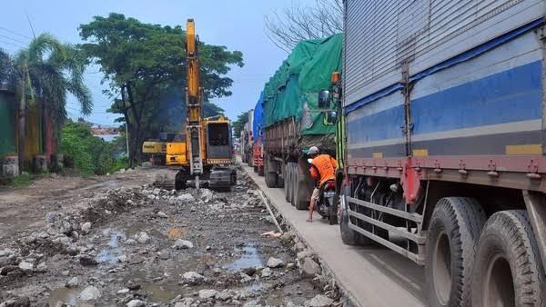 Viral! Sopir Truk Terjebak Macet 20 Jam di Jalur Pantura Pati-Rembang