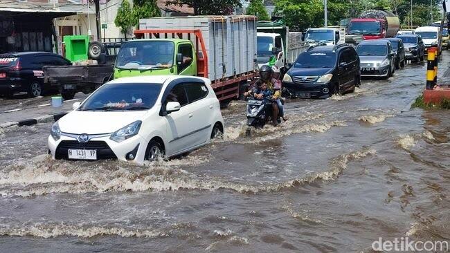 Jalan di Muktiharjo Lor Semarang Banjir Terlihat Bak Sungai Siang Ini