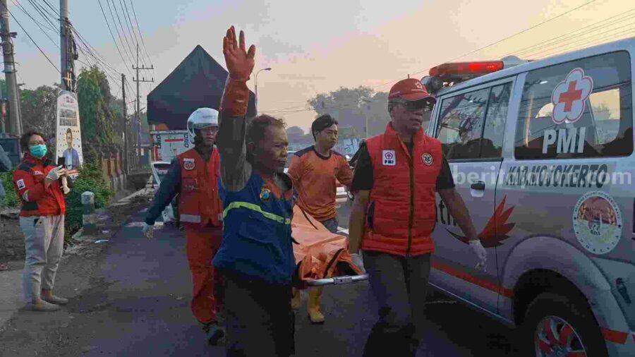 Mobil Dikendarai Pasutri Tabrak Truk di Mojokerto, Istri Tewas