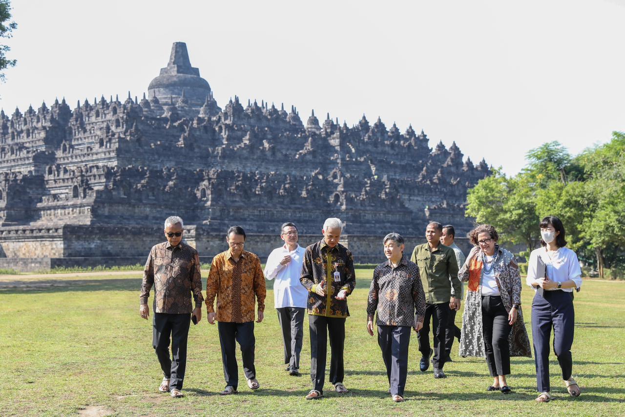 Kaisar Jepang Naruhito Pergi Ke Candi Borobudur