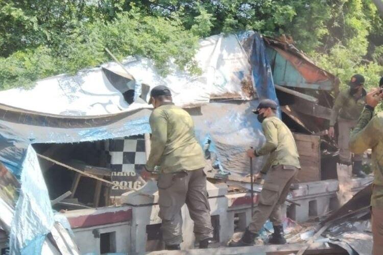 Diduga Jadi Penyebab Banjir, 4 Lapak di Jalan Kaligawe Semarang Dirobohkan