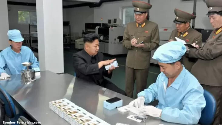 Kim Jong Un Meluncurkan Handphone Baru Samtaesong 8 Yang Akan Menjadi Saingan Samsung