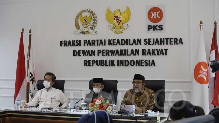 PKS Pertanyakan Kritik Ganjar Pranowo ke Jokowi Tidak Sedari Dulu