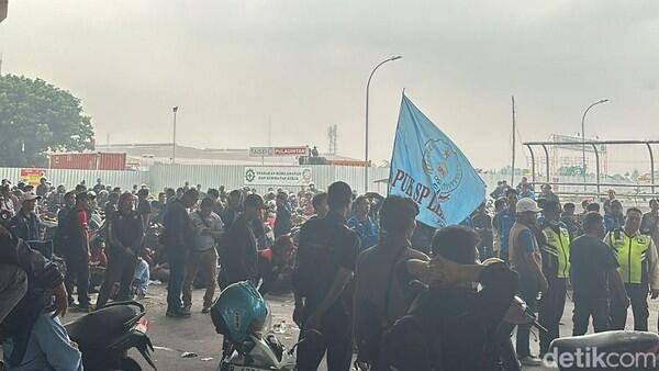 Demo Buruh Belum Bubar Sore Ini, Massa Blokade Jalan di Cikarang