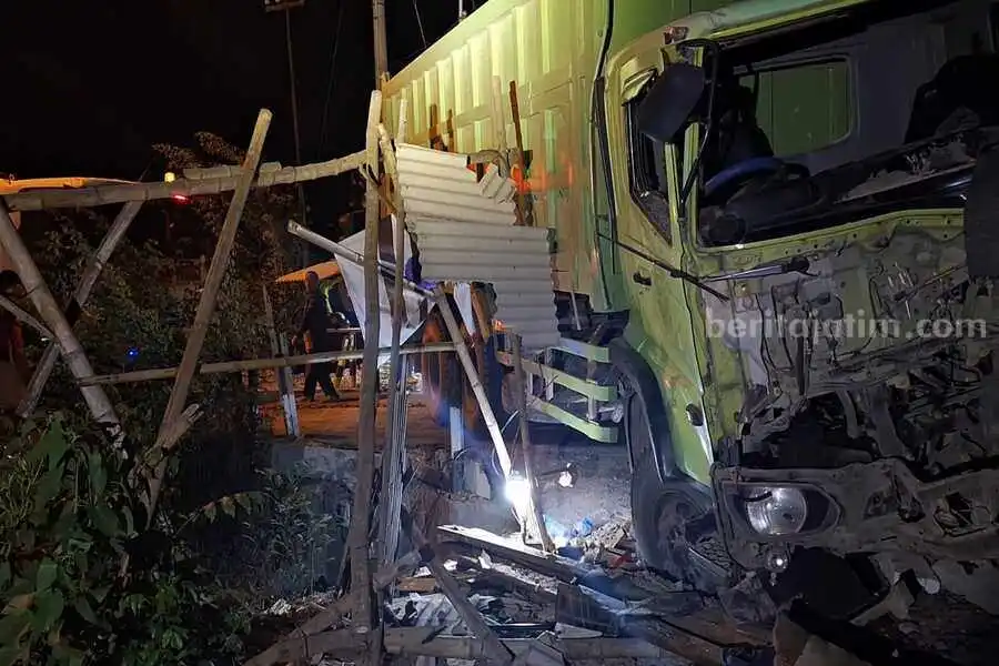 Mogok, Dump Truk di Mojokerto Tertabrak Kereta Api