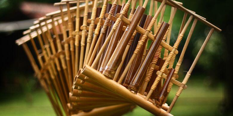 Mengenal Alat Musik Angklung dan Cara Memainkannya