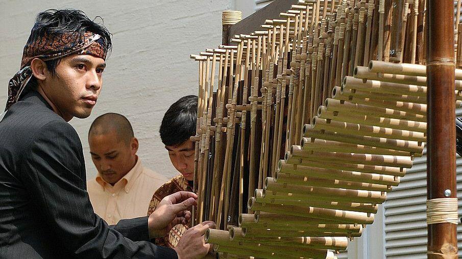 Mengenal Alat Musik Angklung dan Cara Memainkannya