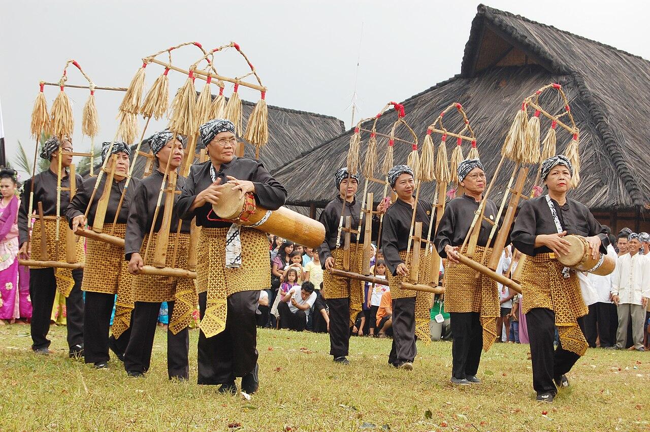 Mengenal Alat Musik Angklung dan Cara Memainkannya