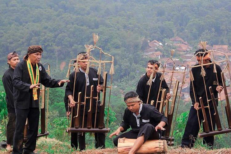 Mengenal Alat Musik Angklung dan Cara Memainkannya
