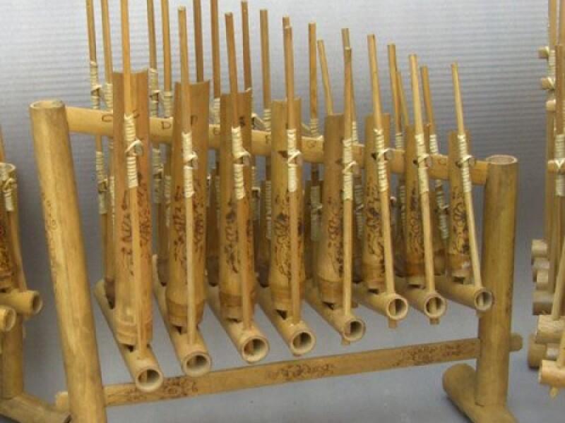 Mengenal Alat Musik Angklung dan Cara Memainkannya