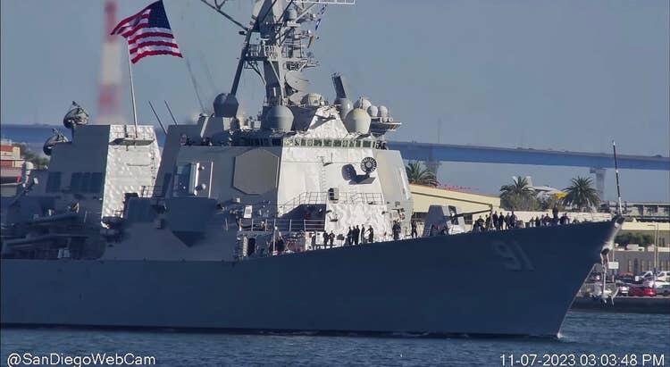 Dua Tahun Tidak Bertemu, Kapal Destroyer USS Pinckney Tampak Jadi Gendut