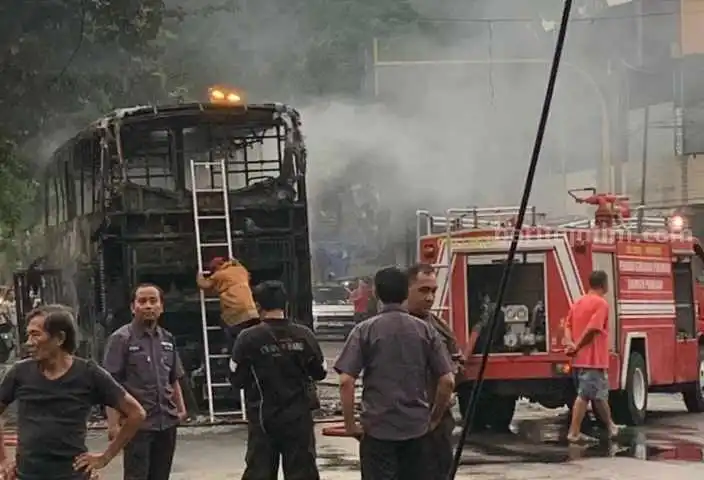 Kebakaran Bus Karina di Pamekasan Akibat Konsleting Mesin