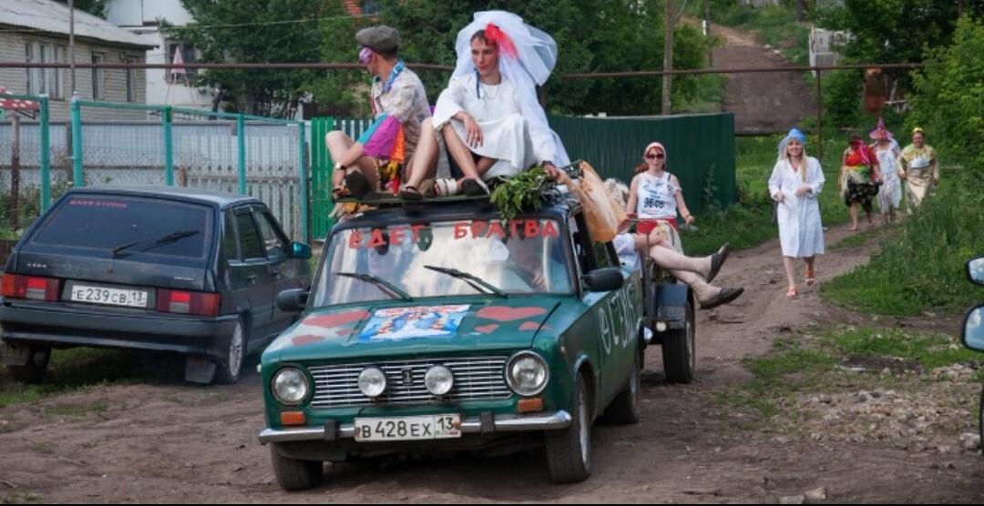 8 Potret Kacau dari Perayaan Wedding di Rusia yang Membuatmu Memahami Arti Pernikahan