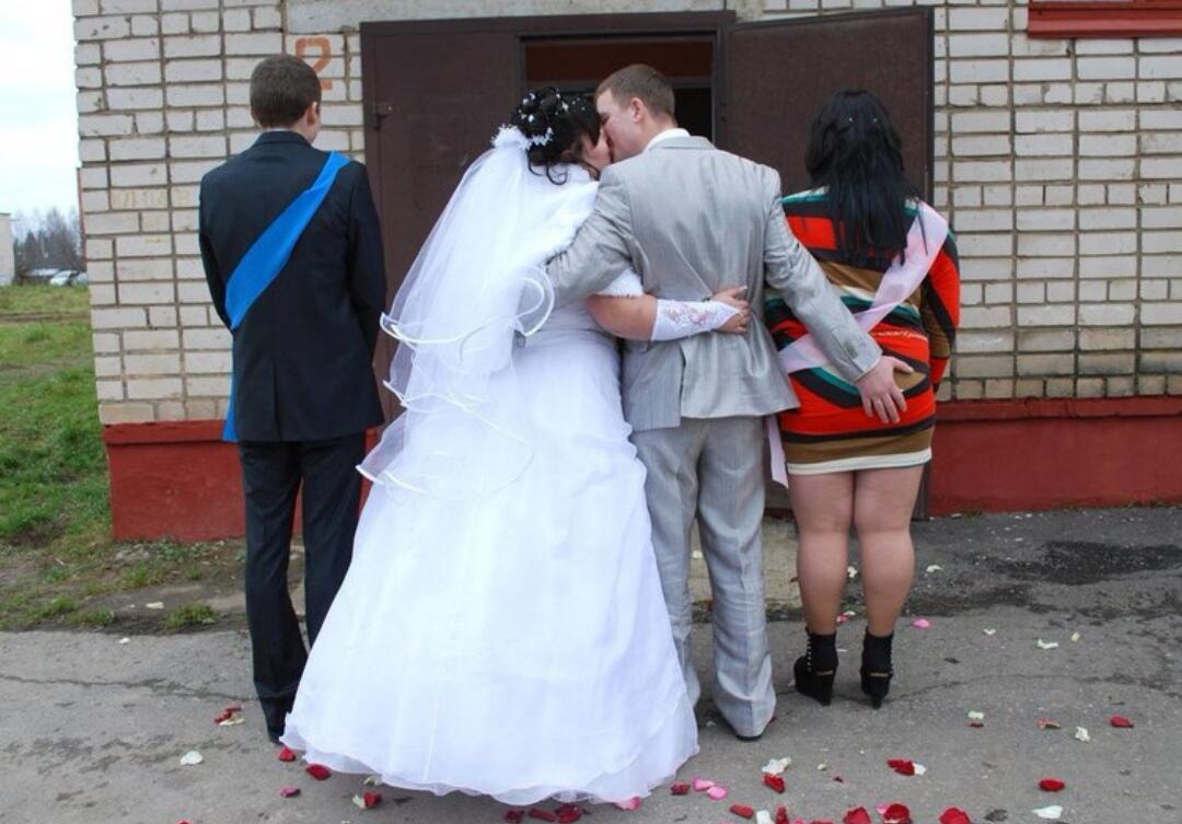 8 Potret Kacau dari Perayaan Wedding di Rusia yang Membuatmu Memahami Arti Pernikahan