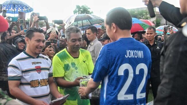Jokowi Main Bola di NTT, Pakai Nomor Punggung 22