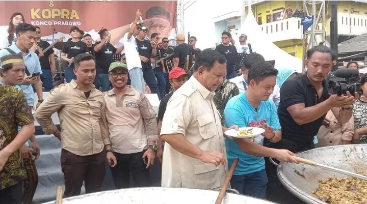 Prabowo Masak Bareng Youtuber Bobon Santoso di Cilincing Jakarta Utara