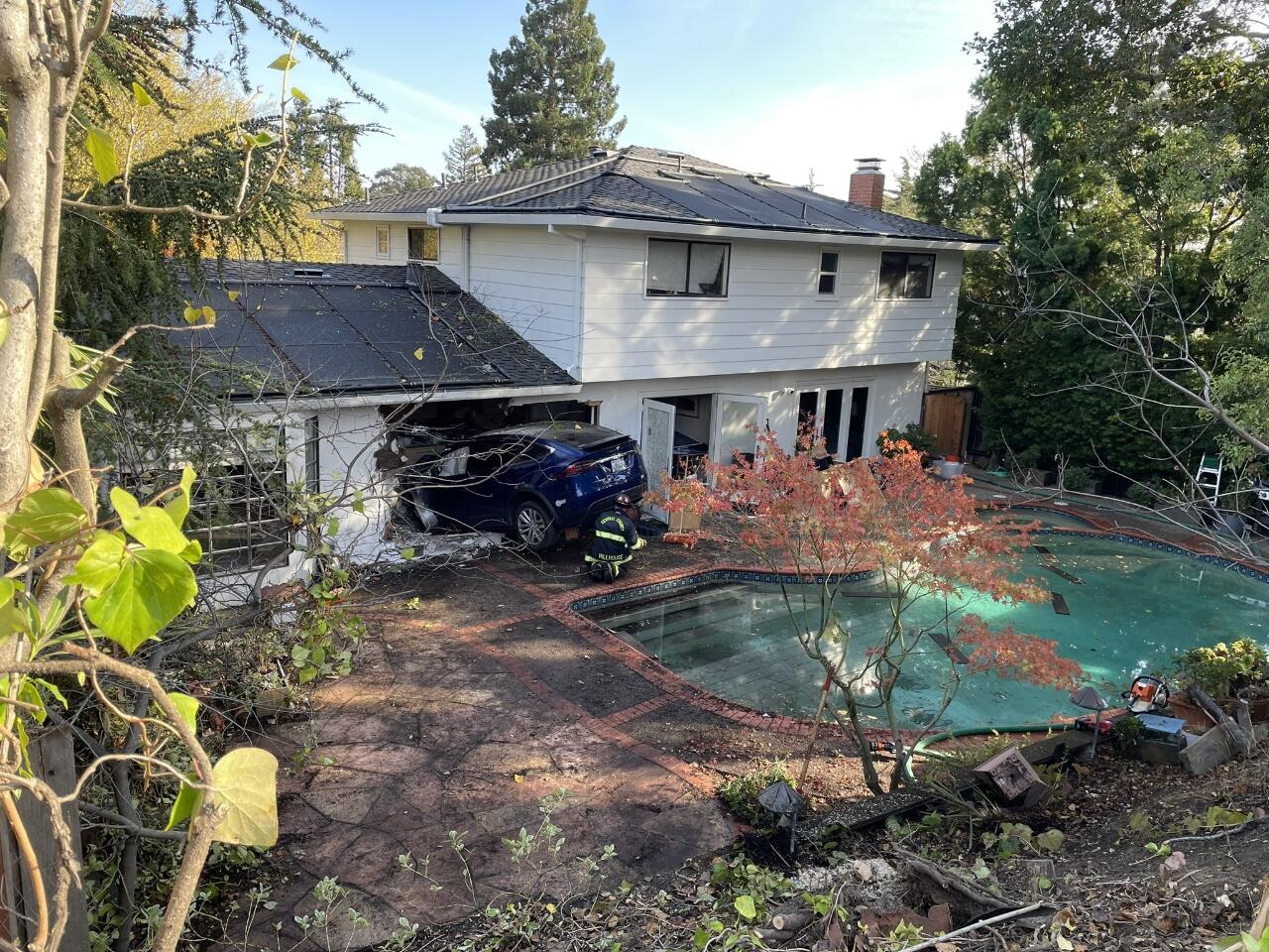 Lost Control! Tesla Model X Terbang Melewati Kolam Renang dan Menabrak Dapur