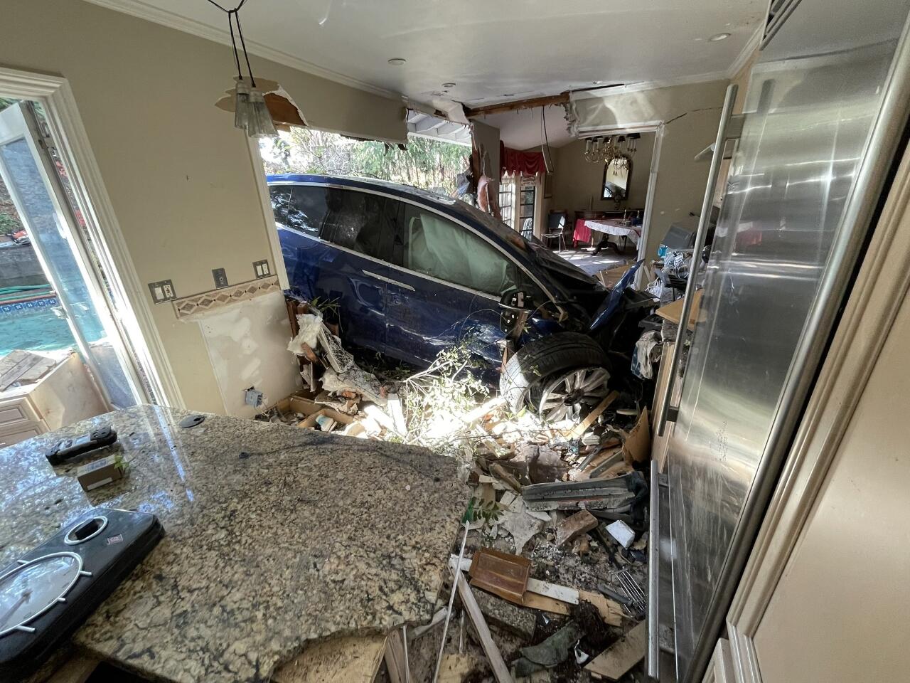Lost Control! Tesla Model X Terbang Melewati Kolam Renang dan Menabrak Dapur