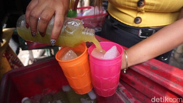 Pesona Penjual Es Tebu di Bypass Mojokerto Bikin Pembeli Gagal Fokus