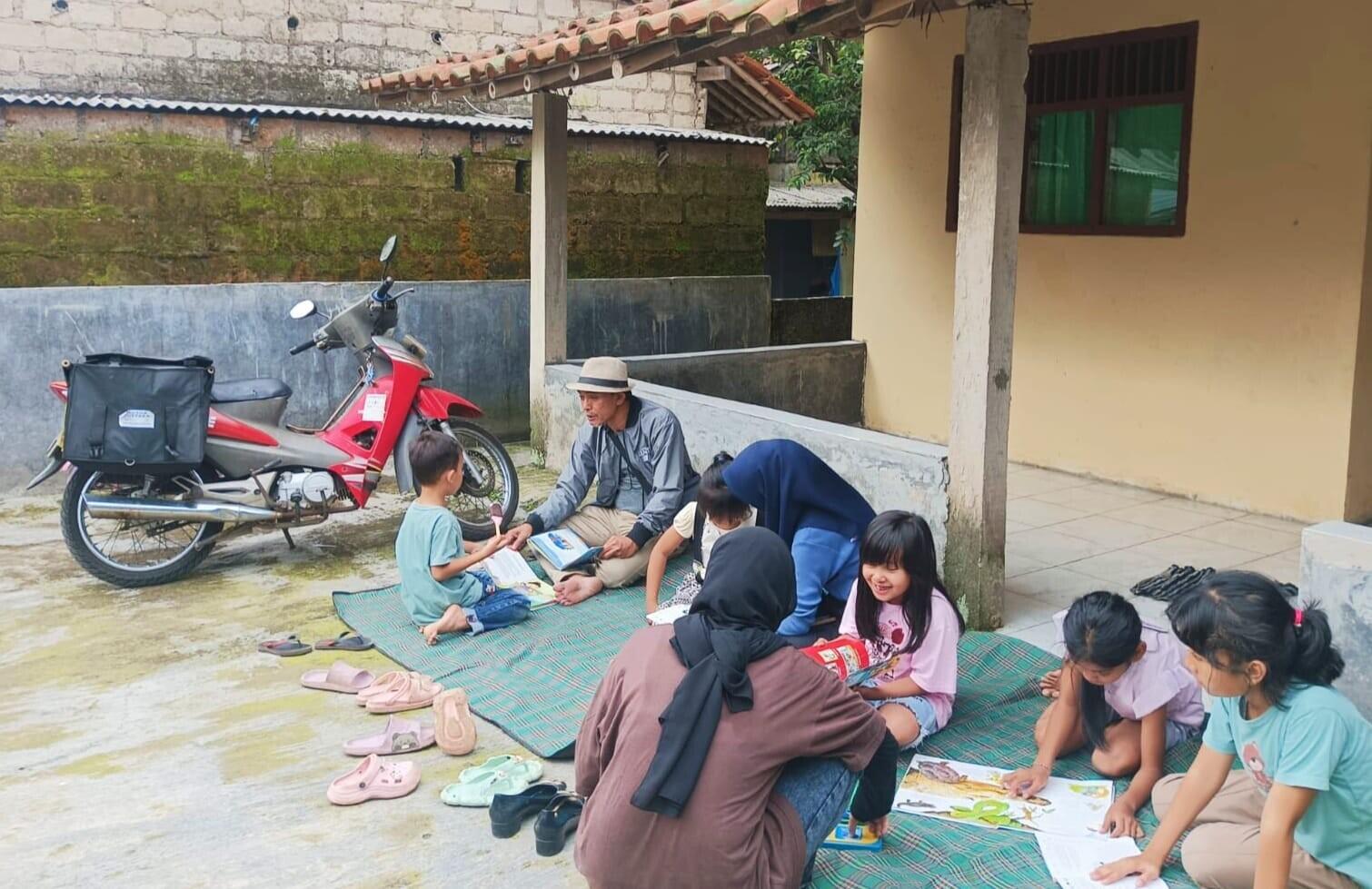 Kiprah Motor Baca Keliling Sediakan Akses Bacaan Anak di Kaki Gunung Salak Bogor
