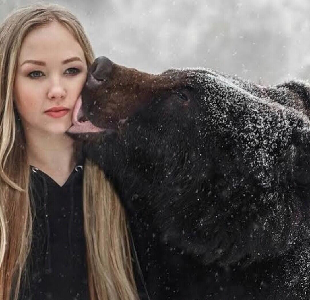 Wanita Russia ini Menunjukkan Bahwa Beruang Mempunyai Rasa Kasih Sayang yang Tinggi