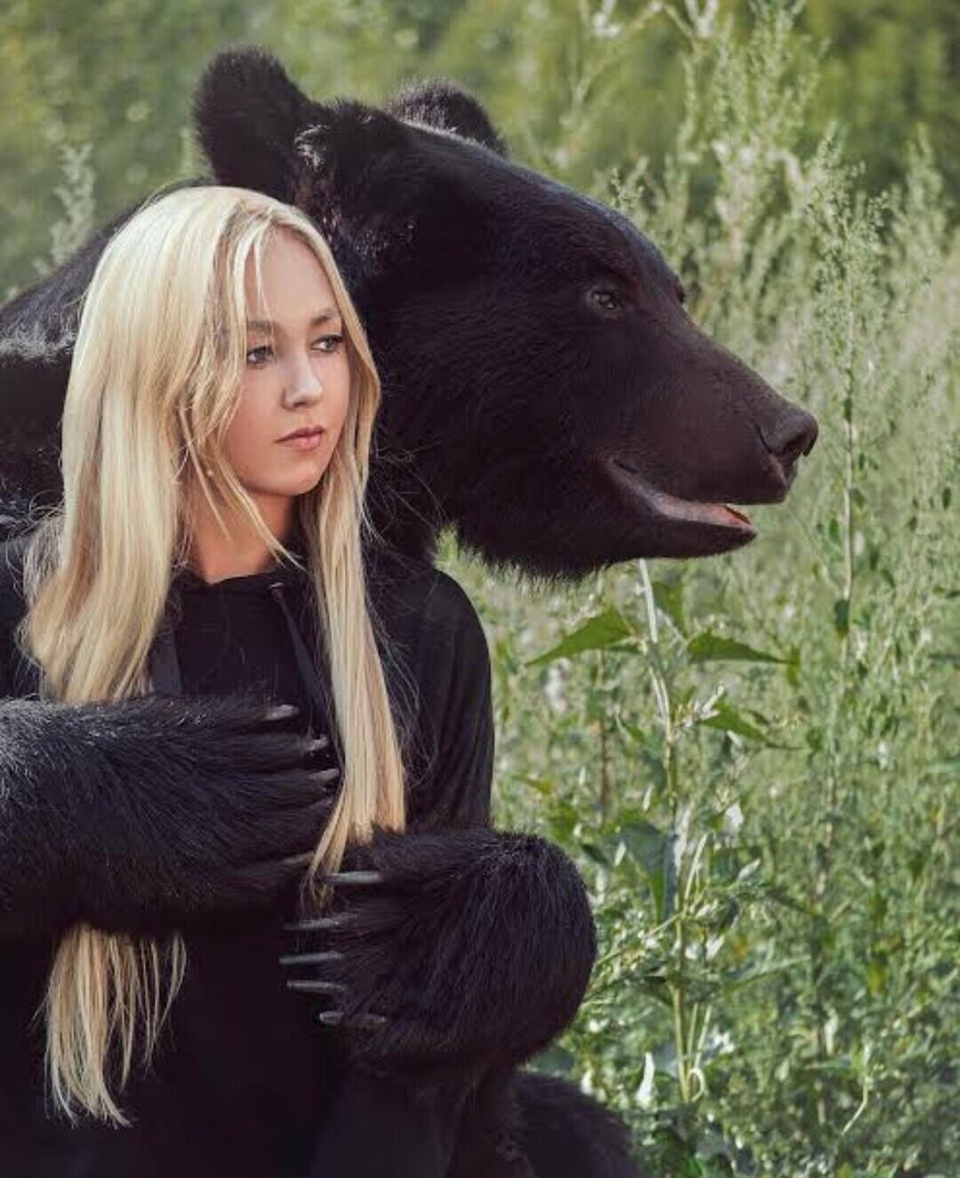 Wanita Russia ini Menunjukkan Bahwa Beruang Mempunyai Rasa Kasih Sayang yang Tinggi