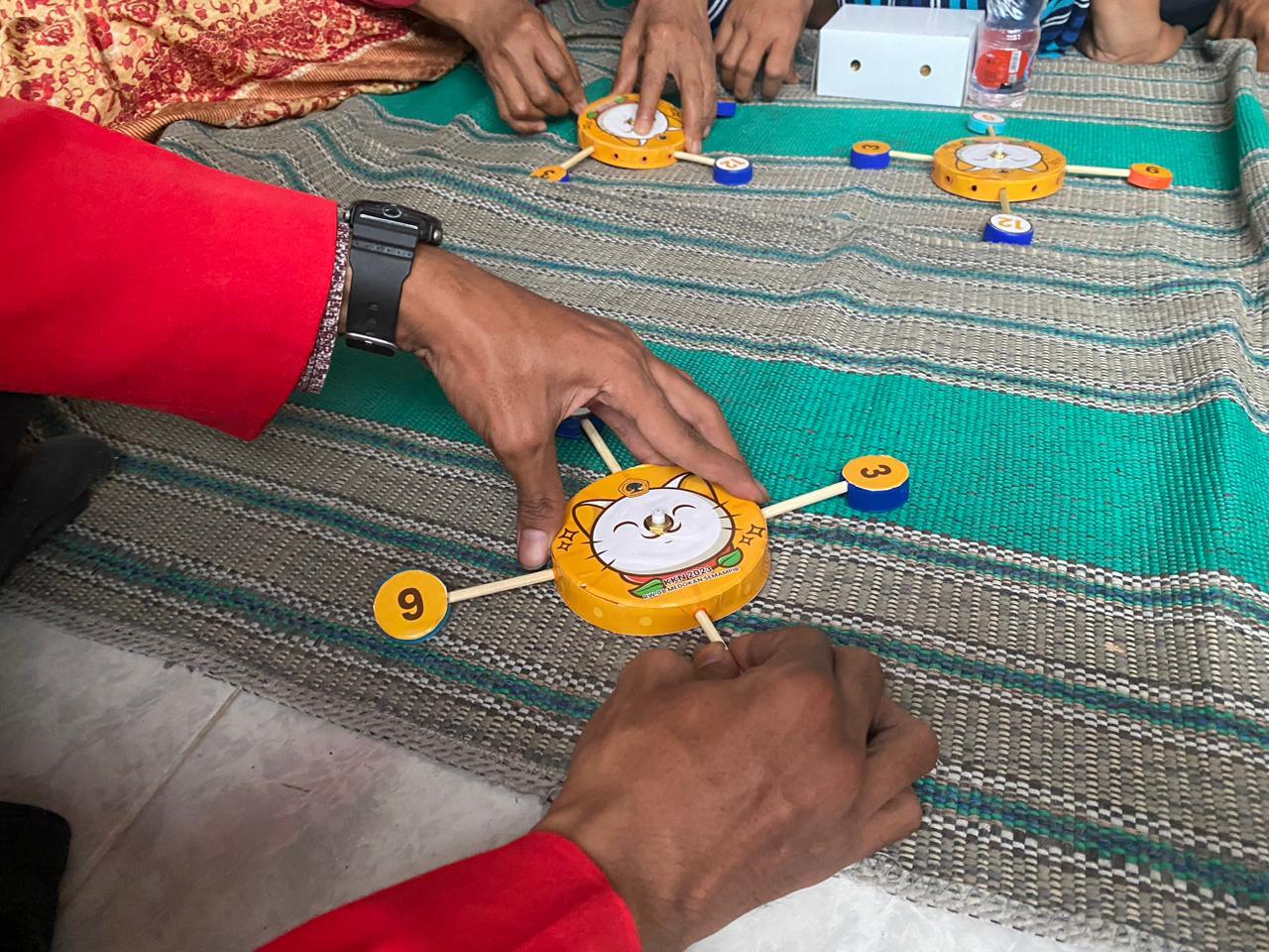 "PEMANFAATAN TUTUP BOTOL BEKAS MENJADI JAM DINDING"