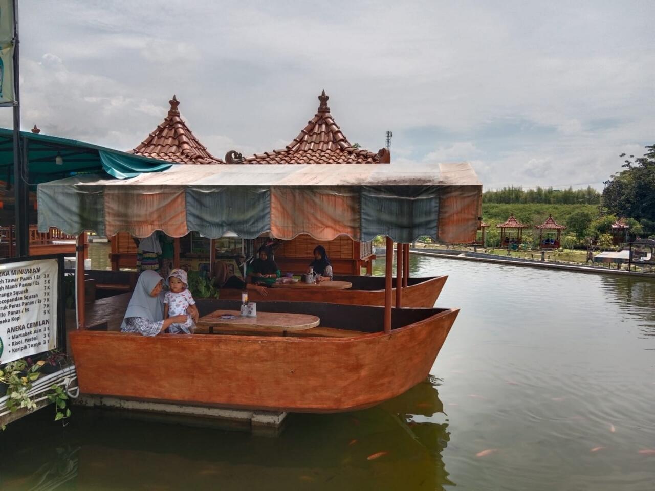 Taman Apung Mas Kemambang, Destinasi Wisata Libur Akhir Tahun yang Murah Meriah
