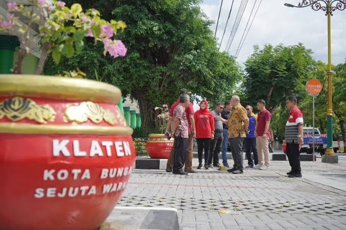 Jokowi Soroti Kantor Pemda yang Dicat Warna Partai Politik Pengusung Kepala Daerah