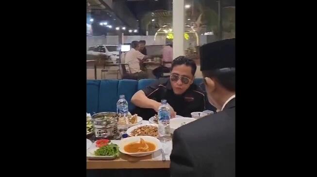 Makan Dengan Kaki Diangkat, Gus Miftah Dihujat Netizen!