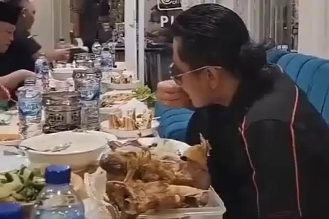 Makan Dengan Kaki Diangkat, Gus Miftah Dihujat Netizen!