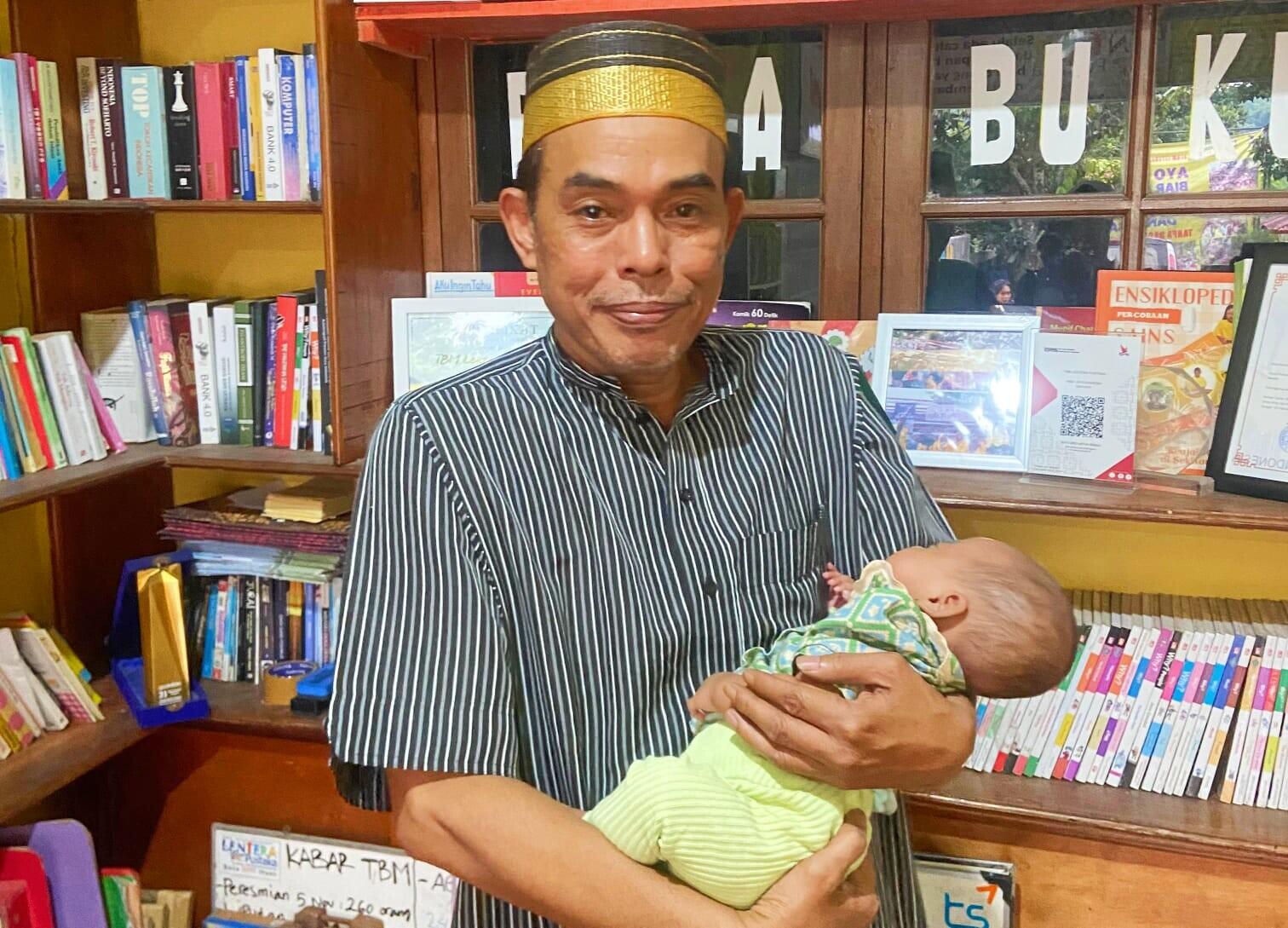 Literasi Menimang Cucu, Tambah Ilmu Jangan Sombong Ya