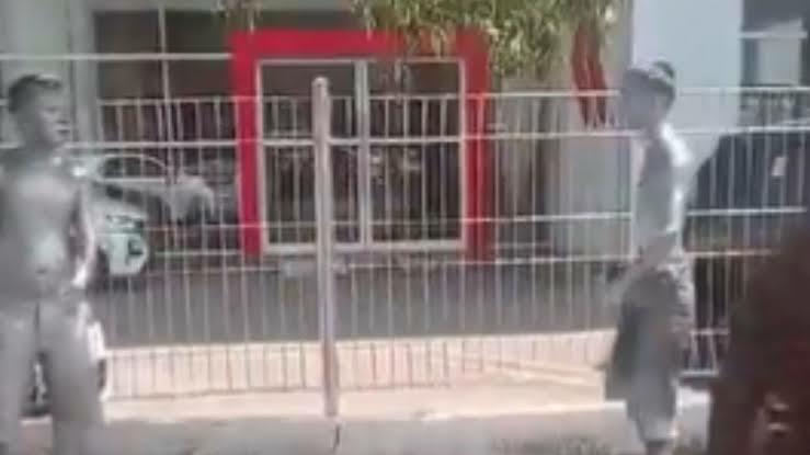 Viral Manusia Silver Baku Hantam di Pinggir Jalan, Apa Penyebabnya?