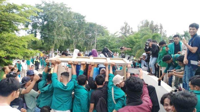 Mahasiswa Geruduk saat Pengungsi Rohingya Lagi Shalat, Kini Anarkis: Diangkut Paksa