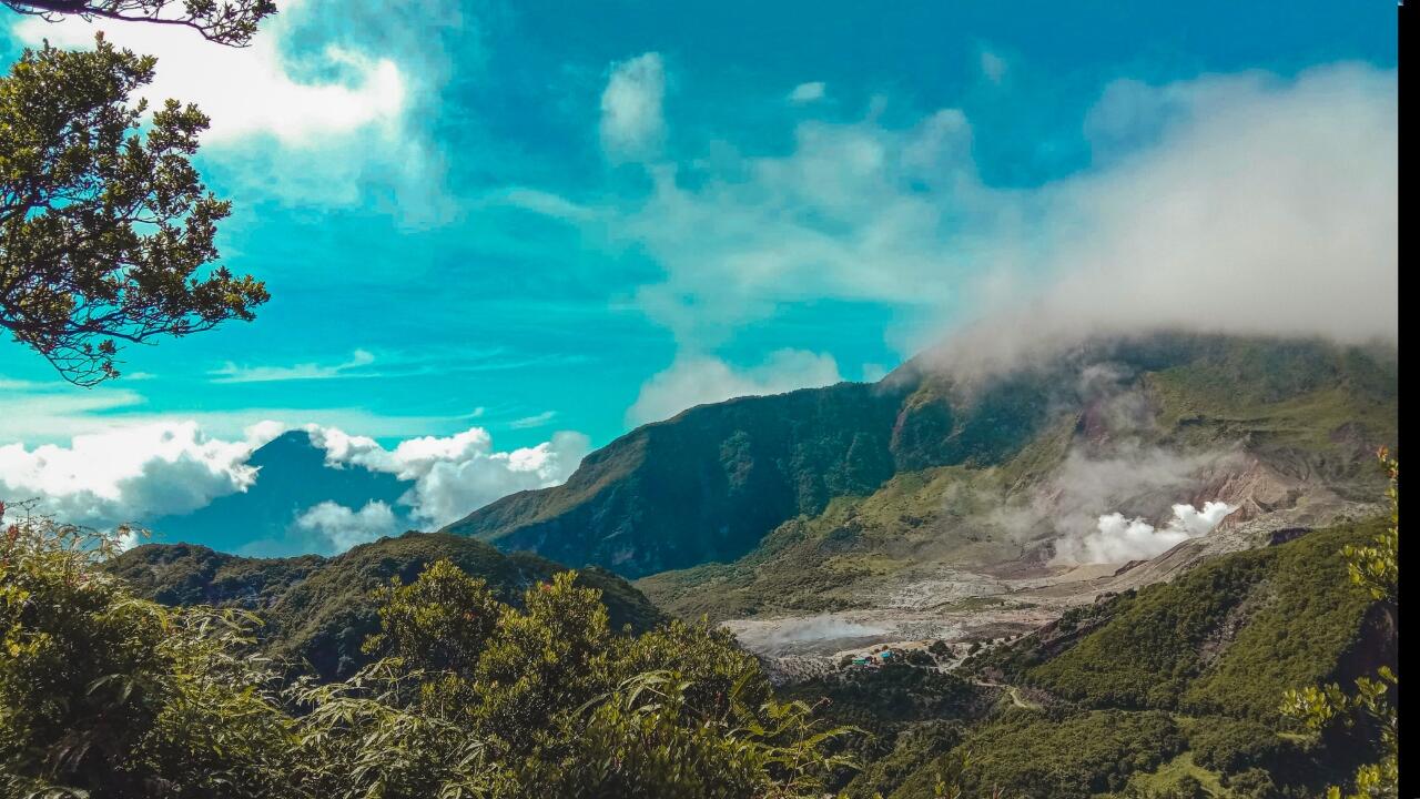 Ini dia Tips &amp; Trik Mendaki ke 3 Gunung Legendaris di Garut, Liburan pasti seru!