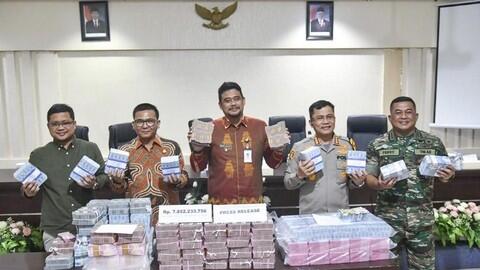 Bobby Pamer Uang Rp7,8 M yang Dikembalikan Kontraktor Lampu Pocong
