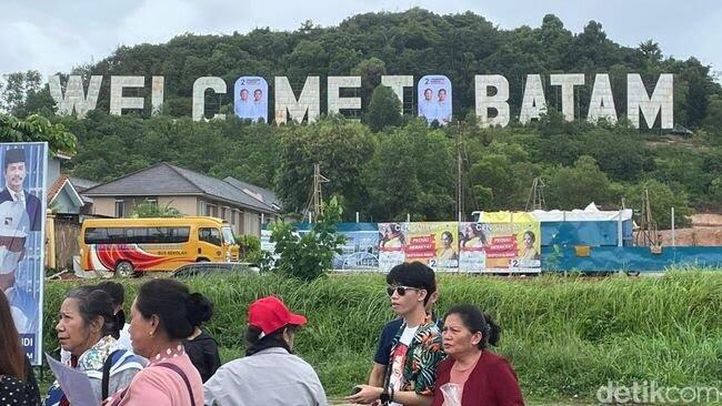 Wisatawan Enggan Foto di Monumen Welcome To Batam karena Spanduk Prabowo-Gibran

