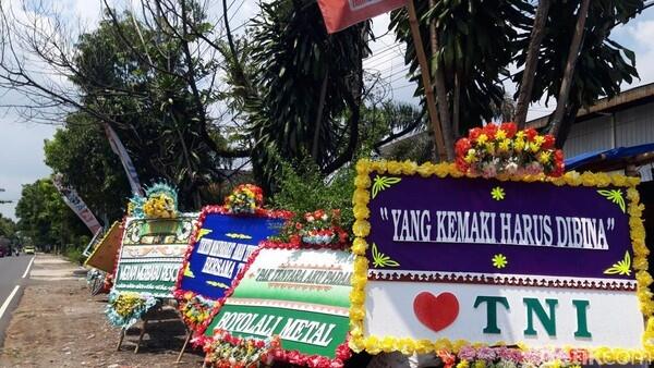 Karangan Bunga Dukungan kepada TNI Muncul di Yonif 408 Boyolali

