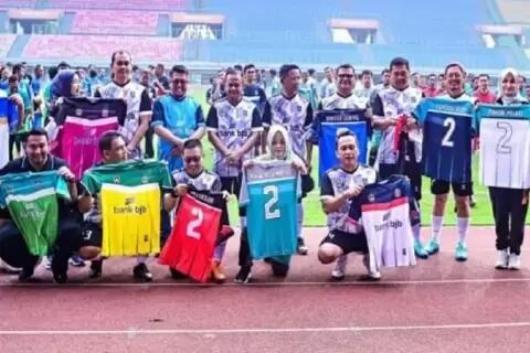 Pj Wali Kota Bekasi dan 10 Camat Dilaporkan ke Bawaslu Buntut Pamer Jersey Nomor 2