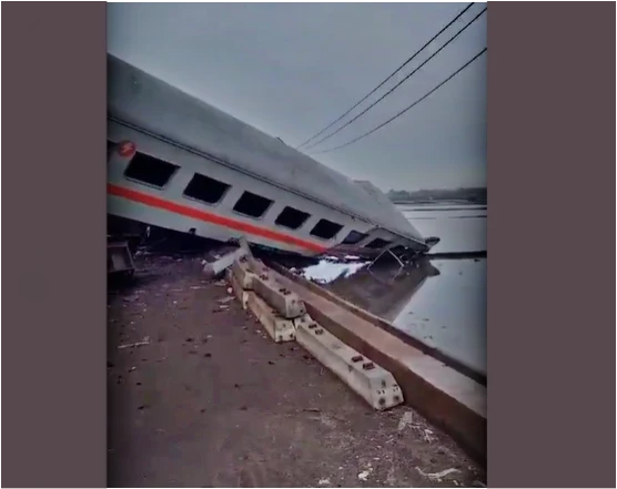 Kereta Api Lokal Lawan Turangga di Bandung, Gerbong Nyemplung Sawah