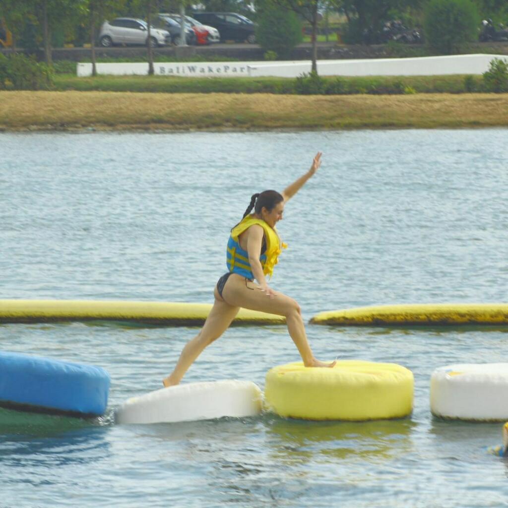 Pesona Cantik Wulan Guritno Main Water Sport Bersama Keluarga! Jadi Pengen Ikut!