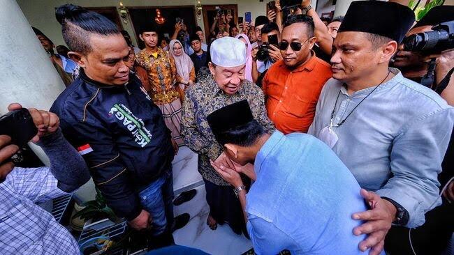 Silaturahmi ke Buntet Pesantren Cirebon, Gibran Diberi Serban Kemenangan