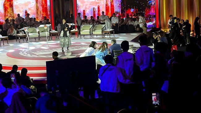 Keliru! Grace Natalie Datangi Meja Moderator Debat Capres, Ketua KPU: Harus Lewat LO